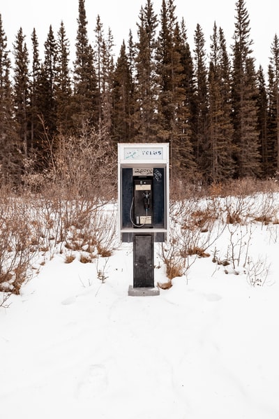 雪地上的黑色和灰色电话亭